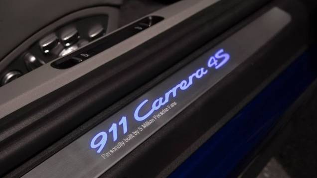 Há inscrição interna especial "Fabricado pessoalmente por 5 milhões de fãs da Porsche" | <a href="https://quatrorodas.abril.com.br/noticias/fabricantes/porsche-celebra-5-milhoes-fas-facebook-911-especial-748940.shtml" rel="migration">Leia mais</a> Há inscrição interna especial "Fabricado pessoalmente por 5 milhões de fãs da Porsche" | <a href="https://quatrorodas.abril.com.br/noticias/fabricantes/porsche-celebra-5-milhoes-fas-facebook-911-especial-748940.shtml" rel="migration">Leia mais</a>