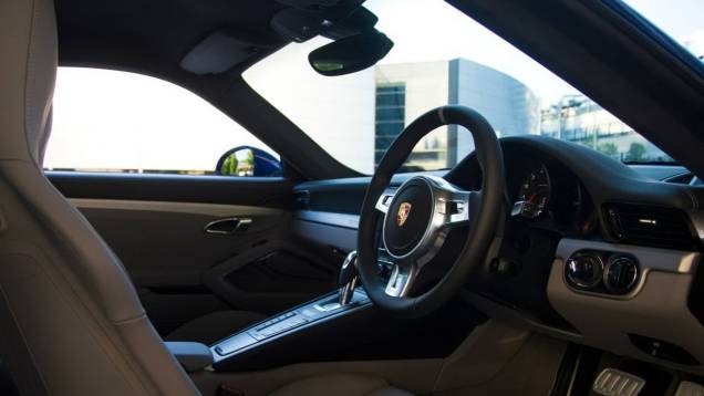 Não há qualquer modificação mecânica no 911 Carrera 4S Facebook Especial | <a href="https://quatrorodas.abril.com.br/noticias/fabricantes/porsche-celebra-5-milhoes-fas-facebook-911-especial-748940.shtml" rel="migration">Leia mais</a> Não há qualquer modificação mecânica no 911 Carrera 4S Facebook Especial | <a href="https://quatrorodas.abril.com.br/noticias/fabricantes/porsche-celebra-5-milhoes-fas-facebook-911-especial-748940.shtml" rel="migration">Leia mais</a>