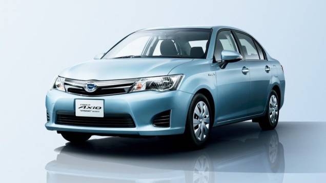 ...e o Corolla Axio Hybrid (sedã) | <a href="https://quatrorodas.abril.com.br/noticias/fabricantes/toyota-apresenta-novos-corollas-hibridos-japao-749123.shtml" rel="migration">Leia mais</a>