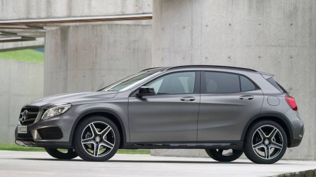 O crossover compacto possui 4.417 milímetros de comprimento, 1.804 milímetros de largura, 1.494 milímetros de altura e tem um coeficiente aerodinâmico de 0,29 | <a href="https://quatrorodas.abril.com.br/saloes/frankfurt/2013/mercedes-benz-gla-752127.shtml" rel="migration"></a> O crossover compacto possui 4.417 milímetros de comprimento, 1.804 milímetros de largura, 1.494 milímetros de altura e tem um coeficiente aerodinâmico de 0,29 | <a href="https://quatrorodas.abril.com.br/saloes/frankfurt/2013/mercedes-benz-gla-752127.shtml" rel="migration"></a>