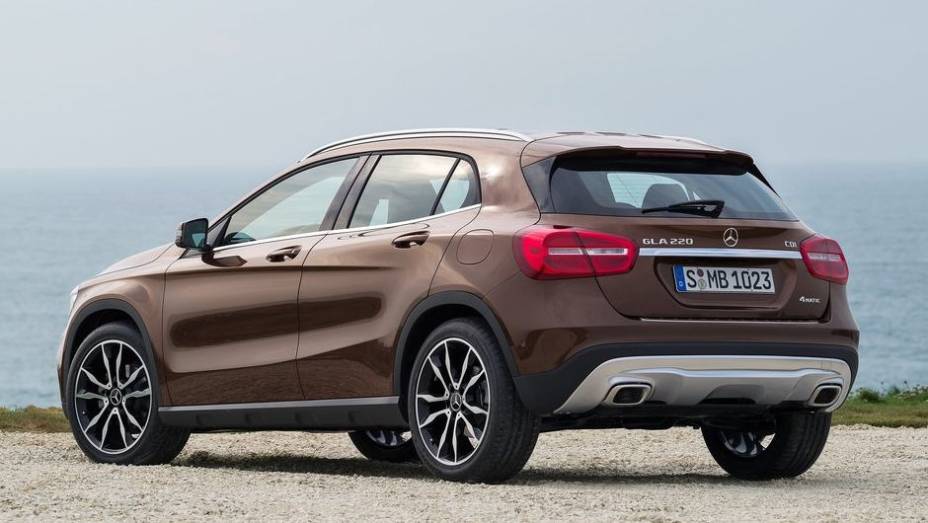 ...rodas maiores, escape duplo, spoiler traseiro e com o interior quase idêntico | <a href="https://quatrorodas.abril.com.br/saloes/frankfurt/2013/mercedes-benz-gla-752127.shtml" rel="migration">Leia mais</a>