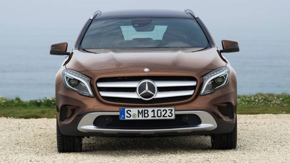 Os motores a gasolina incluem as versões 1.6 l com 156 cv, no GLA 200, e 2.0 l com 211 cv, no GLA 250 | <a href="https://quatrorodas.abril.com.br/saloes/frankfurt/2013/mercedes-benz-gla-752127.shtml" rel="migration">Leia mais</a>