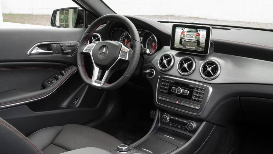 O GLA 250 equipado com o câmbio 4MATIC, segundo a Mercedes-Benz, fará de 0 a 100 km/h em 6,5 segundos, antes de alcançar uma velocidade máxima de 233 km/h | <a href="https://quatrorodas.abril.com.br/saloes/frankfurt/2013/mercedes-benz-gla-752127.shtml" rel="migration">Lei</a>