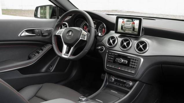 O GLA 250 equipado com o câmbio 4MATIC, segundo a Mercedes-Benz, fará de 0 a 100 km/h em 6,5 segundos, antes de alcançar uma velocidade máxima de 233 km/h | <a href="https://quatrorodas.abril.com.br/saloes/frankfurt/2013/mercedes-benz-gla-752127.shtml" rel="migration">Lei</a> O GLA 250 equipado com o câmbio 4MATIC, segundo a Mercedes-Benz, fará de 0 a 100 km/h em 6,5 segundos, antes de alcançar uma velocidade máxima de 233 km/h | <a href="https://quatrorodas.abril.com.br/saloes/frankfurt/2013/mercedes-benz-gla-752127.shtml" rel="migration">Lei</a>