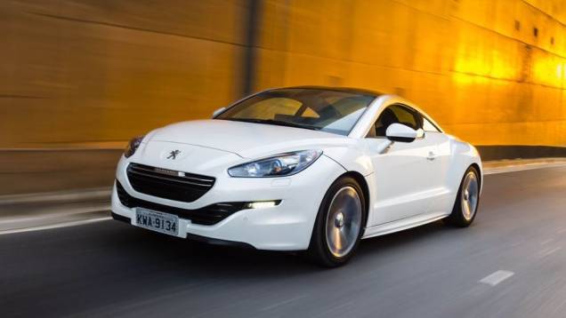 Passando a adotar a nova identidade visual da montadora francesa, o coupé esportivo será comercializado em versão única de acabamento no País, saindo por R$ 132.990 | <a href="https://quatrorodas.abril.com.br/noticias/fabricantes/peugeot-traz-novo-rcz-ao-b" rel="migration"></a> Passando a adotar a nova identidade visual da montadora francesa, o coupé esportivo será comercializado em versão única de acabamento no País, saindo por R$ 132.990 | <a href="https://quatrorodas.abril.com.br/noticias/fabricantes/peugeot-traz-novo-rcz-ao-b" rel="migration"></a>
