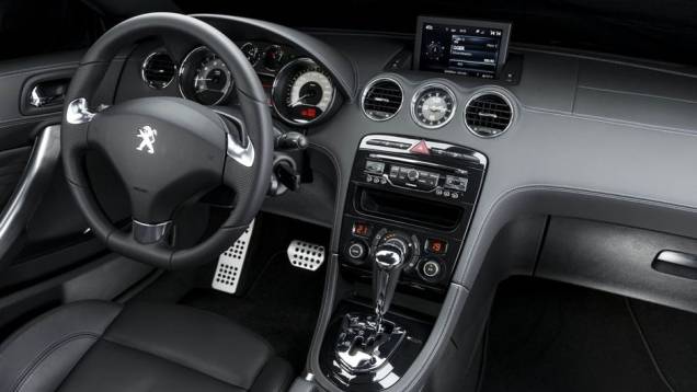 Três cores de carroceria estão disponíveis para o RCZ: preta (Perla Nera) e vermelha (Erythrée), metalizadas, e branca (Nacré), perolizada | <a href="https://quatrorodas.abril.com.br/noticias/fabricantes/peugeot-traz-novo-rcz-ao-brasil-749989.shtml" rel="migration">Leia m</a> Três cores de carroceria estão disponíveis para o RCZ: preta (Perla Nera) e vermelha (Erythrée), metalizadas, e branca (Nacré), perolizada | <a href="https://quatrorodas.abril.com.br/noticias/fabricantes/peugeot-traz-novo-rcz-ao-brasil-749989.shtml" rel="migration">Leia m</a>