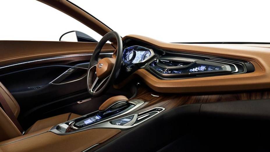 O console central é elevado, os banco são esportivos e revestidos em couro caramelo, assim como outras partes da cabine | <a href="https://quatrorodas.abril.com.br/noticias/fabricantes/cadillac-elmiraj-concept-revelado-750167.shtml" rel="migration">Leia mais</a>