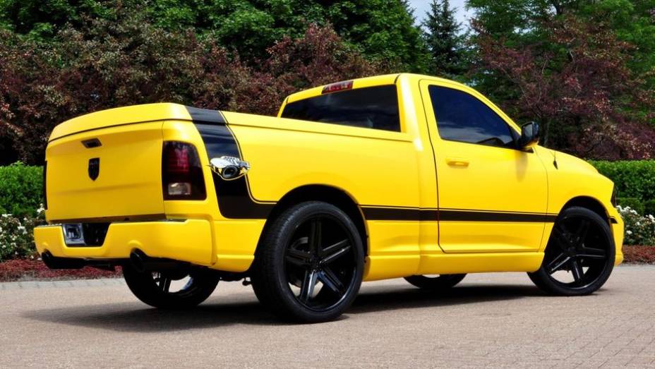 Trata-se de uma versão conceitual da picape que aposta em motivos relativos a abelhas | <a href="https://quatrorodas.abril.com.br/noticias/fabricantes/ram-apresenta-1500-rumble-bee-concept-750405.shtml" rel="migration">Leia mais</a>