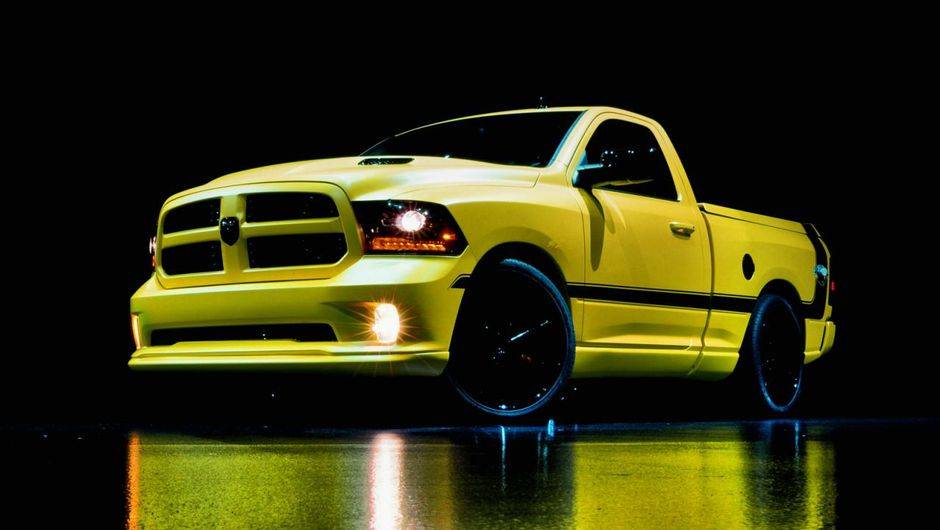 Por fora, a Rumble Bee Concept tem cor de carroceria amarela com faixas pretas e rodas de liga-leve de 24 polegadas Vellano VRH | <a href="https://quatrorodas.abril.com.br/noticias/fabricantes/ram-apresenta-1500-rumble-bee-concept-750405.shtml" rel="migration"></a>