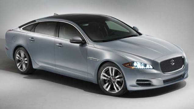 A Jaguar apresentou nesta terça-feira (20) o modelo 2014 do sedã XJ | <a href="https://quatrorodas.abril.com.br/noticias/fabricantes/jaguar-revela-xj-2014-750619.shtml" rel="migration">Leia mais</a> A Jaguar apresentou nesta terça-feira (20) o modelo 2014 do sedã XJ | <a href="https://quatrorodas.abril.com.br/noticias/fabricantes/jaguar-revela-xj-2014-750619.shtml" rel="migration">Leia mais</a>