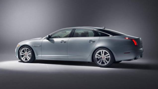 O carro conta com poucas mudanças externas - basicamente, a introdução de novas rodas de liga-leve de 18 polegadas - e muitas novidades internas | <a href="https://quatrorodas.abril.com.br/noticias/fabricantes/jaguar-revela-xj-2014-750619.shtml" rel="migration"></a> O carro conta com poucas mudanças externas - basicamente, a introdução de novas rodas de liga-leve de 18 polegadas - e muitas novidades internas | <a href="https://quatrorodas.abril.com.br/noticias/fabricantes/jaguar-revela-xj-2014-750619.shtml" rel="migration"></a>