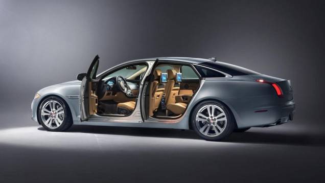 Os novos itens estão, sobretudo, na versão com entre-eixos alongado | <a href="https://quatrorodas.abril.com.br/noticias/fabricantes/jaguar-revela-xj-2014-750619.shtml" rel="migration">Leia mais</a> Os novos itens estão, sobretudo, na versão com entre-eixos alongado | <a href="https://quatrorodas.abril.com.br/noticias/fabricantes/jaguar-revela-xj-2014-750619.shtml" rel="migration">Leia mais</a>