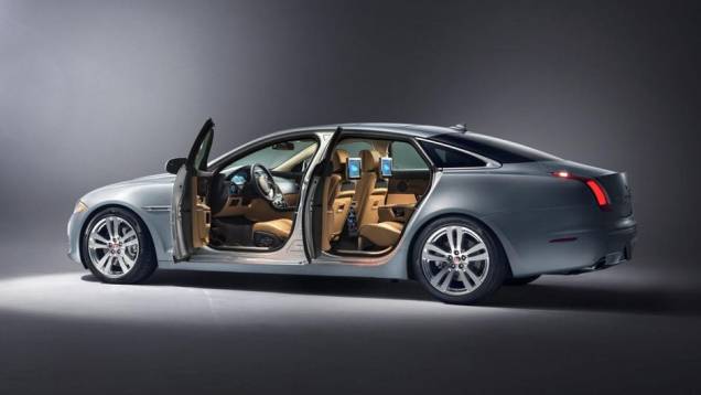 Os novos itens estão, sobretudo, na versão com entre-eixos alongado | <a href="https://quatrorodas.abril.com.br/noticias/fabricantes/jaguar-revela-xj-2014-750619.shtml" rel="migration">Leia mais</a>