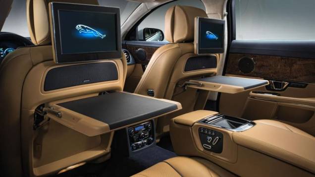 Em termos tecnológicos, o pacote Rear Seat Entertainment agrega duas telas sensíveis ao toque de 10,2 polegadas, que comportam tocador de DVD, TV digital ou qualquer mídia externa | <a href="https://quatrorodas.abril.com.br/noticias/fabricantes/jaguar-reve" rel="migration"></a> Em termos tecnológicos, o pacote Rear Seat Entertainment agrega duas telas sensíveis ao toque de 10,2 polegadas, que comportam tocador de DVD, TV digital ou qualquer mídia externa | <a href="https://quatrorodas.abril.com.br/noticias/fabricantes/jaguar-reve" rel="migration"></a>