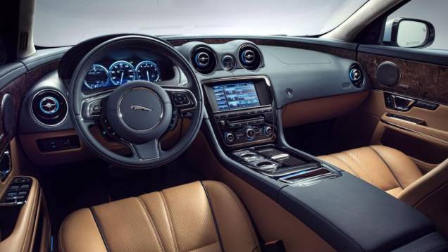 As opções de motorização são as mesmas do modelo anterior, mas o 2.0 turbo de quatro cilindros agora conta com sistema Start/Stop | <a href="https://quatrorodas.abril.com.br/noticias/fabricantes/jaguar-revela-xj-2014-750619.shtml" rel="migration">Leia mais</a> As opções de motorização são as mesmas do modelo anterior, mas o 2.0 turbo de quatro cilindros agora conta com sistema Start/Stop | <a href="https://quatrorodas.abril.com.br/noticias/fabricantes/jaguar-revela-xj-2014-750619.shtml" rel="migration">Leia mais</a>