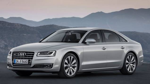 A Audi mostrou sua renovada linha A8 | <a href="https://quatrorodas.abril.com.br/saloes/frankfurt/2013/audi-a8-2014-753145.shtml" rel="migration">Leia mais</a> A Audi mostrou sua renovada linha A8 | <a href="https://quatrorodas.abril.com.br/saloes/frankfurt/2013/audi-a8-2014-753145.shtml" rel="migration">Leia mais</a>