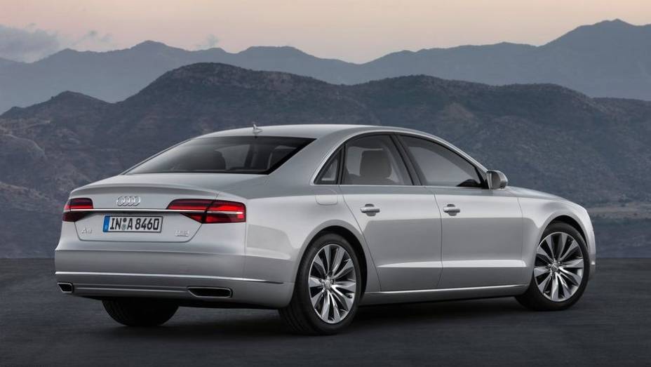 Os modelos chegarão ao mercado europeu em novembro deste ano, com preços partindo de 74,5 mil euros na Alemanha | <a href="https://quatrorodas.abril.com.br/saloes/frankfurt/2013/audi-a8-2014-753145.shtml" rel="migration">Leia mais</a>