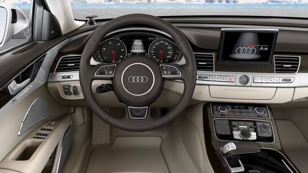 Antes disso, será mostrado ao público no Salão de Frankfurt, em setembro | <a href="https://quatrorodas.abril.com.br/saloes/frankfurt/2013/audi-a8-2014-753145.shtml" rel="migration">Leia mais</a> Antes disso, será mostrado ao público no Salão de Frankfurt, em setembro | <a href="https://quatrorodas.abril.com.br/saloes/frankfurt/2013/audi-a8-2014-753145.shtml" rel="migration">Leia mais</a>