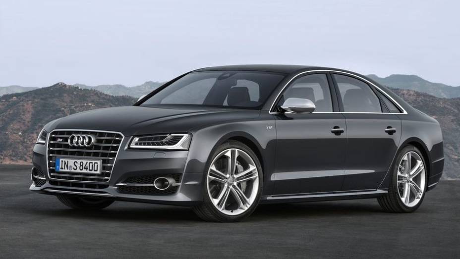 Quanto à motorização, diversas opções estão disponíveis. A inicial tem o 3.0 TFSI, de 310 cavalos de potência, e o S8 (foto), 4.0 TFSI configurado para 520 cv | <a href="https://quatrorodas.abril.com.br/saloes/frankfurt/2013/audi-a8-2014-753145.shtml" rel="migration">Leia</a>