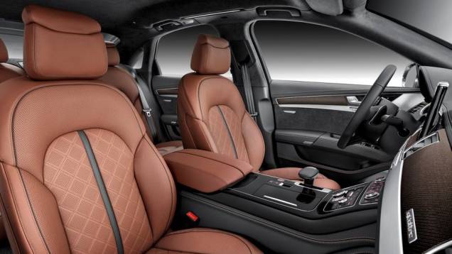 Tomando como base o A8 equipado com motor 4.0 TFSI, o modelo acelera de 0 a 100 km/h em 4,5 segundos. O S8, por sua vez, faz o mesmo teste em 4,2 segundos | <a href="https://quatrorodas.abril.com.br/saloes/frankfurt/2013/audi-a8-2014-753145.shtml" rel="migration">Leia mai</a> Tomando como base o A8 equipado com motor 4.0 TFSI, o modelo acelera de 0 a 100 km/h em 4,5 segundos. O S8, por sua vez, faz o mesmo teste em 4,2 segundos | <a href="https://quatrorodas.abril.com.br/saloes/frankfurt/2013/audi-a8-2014-753145.shtml" rel="migration">Leia mai</a>