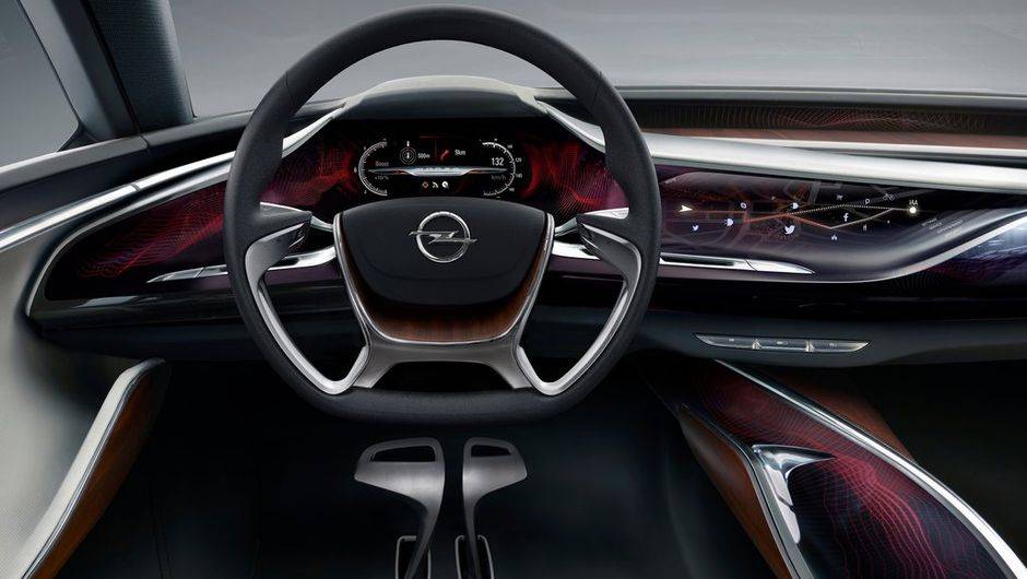 Mas &eacute; internamente que o carro-conceito mais chama a aten&ccedil;&atilde;o. No lugar de pain&eacute;is tradicionais, h&aacute; apenas um grande display, que vai de uma ponta a outra do modelo | <a href="https://quatrorodas.abril.com.br/saloes/frankfurt/2013/opel-monza-concept-752069." rel="migration"></a>