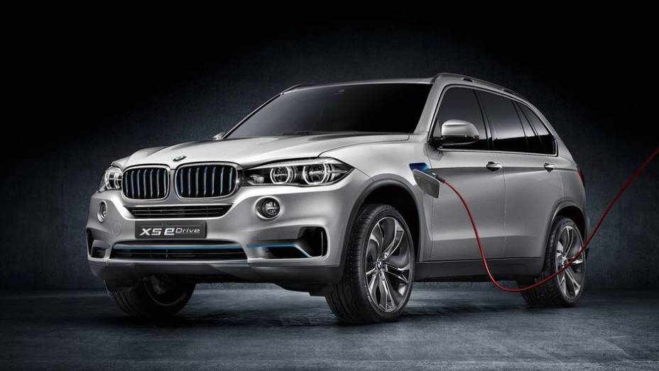 A BMW exibiu as primeiras fotos oficiais do Concept X5 eDrive, que será apresentado ao público no próximo Salão de Frankfurt | <a href="https://quatrorodas.abril.com.br//saloes/frankfurt/2013/bmw-concept-x5-edrive-752125.shtml" rel="migration">Leia mais</a>