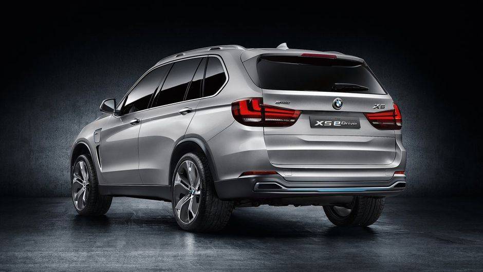 Quanto &agrave; motoriza&ccedil;&atilde;o, &eacute; utilizado um bloco de 4 cilindros turbo, cujas especifica&ccedil;&otilde;es t&eacute;cnicas ainda n&atilde;o foram informadas | <a href="https://quatrorodas.abril.com.br//saloes/frankfurt/2013/bmw-concept-x5-edrive-752125.shtml" rel="migration">Leia mais</a>