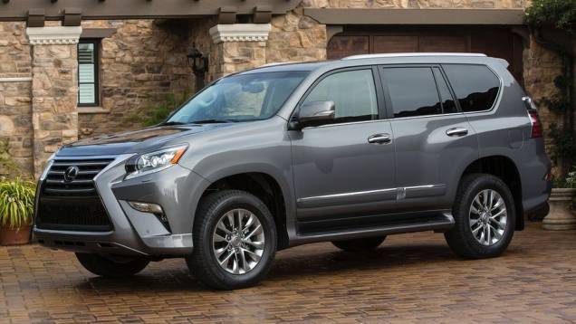 O utilitário passou por facelift, com direito a uma radical mudança na grade frontal, agora com formato similar ao de outros veículos da marca | <a href="https://quatrorodas.abril.com.br/noticias/fabricantes/lexus-gx-2014-revelado-751178.shtml" rel="migration"></a>