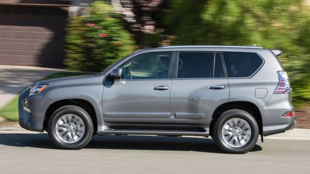 A chegada do Lexus GX 2014 ao mercado dos Estados Unidos está programada para setembro, com preço inicial de US$ 49.085 | <a href="https://quatrorodas.abril.com.br/noticias/fabricantes/lexus-gx-2014-revelado-751178.shtml" rel="migration">Leia mais</a>