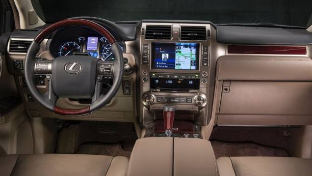 Por dentro, poucas mudanças no novo GX, como novo revestimento e sistema multimídia de oito polegadas atualizado | <a href="https://quatrorodas.abril.com.br/noticias/fabricantes/lexus-gx-2014-revelado-751178.shtml" rel="migration">Leia mais</a> Por dentro, poucas mudanças no novo GX, como novo revestimento e sistema multimídia de oito polegadas atualizado | <a href="https://quatrorodas.abril.com.br/noticias/fabricantes/lexus-gx-2014-revelado-751178.shtml" rel="migration">Leia mais</a>