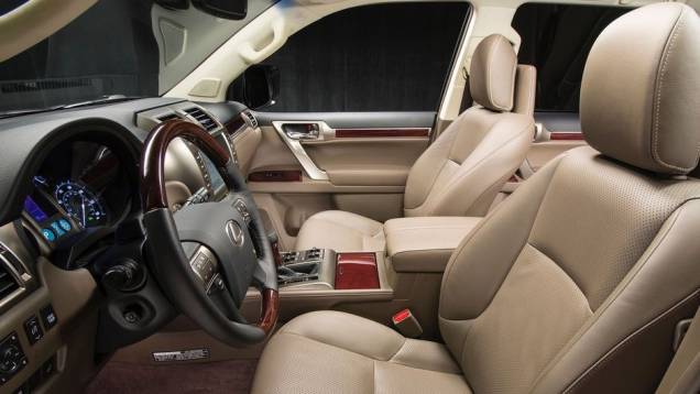 Como opcional, o pacote Premium acrescenta bancos de couro perfurados, bancos dianteiros térmicos, controle de temperatura de três zonas | <a href="https://quatrorodas.abril.com.br/noticias/fabricantes/lexus-gx-2014-revelado-751178.shtml" rel="migration">Leia mais</a> Como opcional, o pacote Premium acrescenta bancos de couro perfurados, bancos dianteiros térmicos, controle de temperatura de três zonas | <a href="https://quatrorodas.abril.com.br/noticias/fabricantes/lexus-gx-2014-revelado-751178.shtml" rel="migration">Leia mais</a>