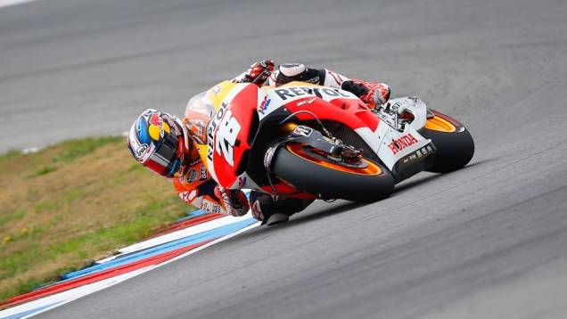 ...sendo acompanhado pelo seu companheiro de equipe, Dani Pedrosa, o segundo | <a href="https://quatrorodas.abril.com.br/moto/noticias/motogp-marquez-vence-mais-751228.shtml" rel="migration">Leia mais</a>