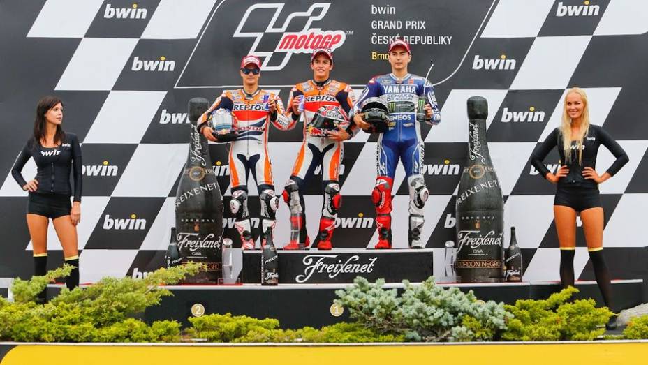 Pódio em Brno | <a href="https://quatrorodas.abril.com.br/moto/noticias/motogp-marquez-vence-mais-751228.shtml" rel="migration">Leia mais</a>