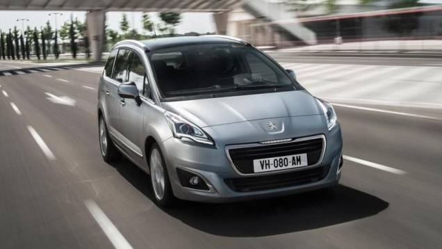 O modelo 2014 do veículo passa a adotar o novo visual da marca, sobretudo na grade frontal, com faixas cromadas, sem interagir diretamente com os faróis | <a href="https://quatrorodas.abril.com.br/saloes/frankfurt/2013/peugeot-5008-752111.shtml" rel="migration"></a> O modelo 2014 do veículo passa a adotar o novo visual da marca, sobretudo na grade frontal, com faixas cromadas, sem interagir diretamente com os faróis | <a href="https://quatrorodas.abril.com.br/saloes/frankfurt/2013/peugeot-5008-752111.shtml" rel="migration"></a>