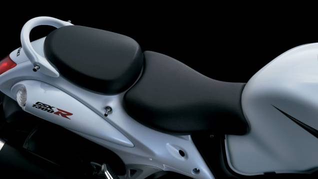 A Suzuki Hayabusa 2013 está equipada com o conhecido motor de quatro cilindros de 1.340 cm³ que desenvolve 197 cavalos de potência | <a href="https://quatrorodas.abril.com.br/moto/noticias/suzuki-hayabusa-2013-chega-ao-brasil-abs-751353.shtml" rel="migration">Leia mais</a>