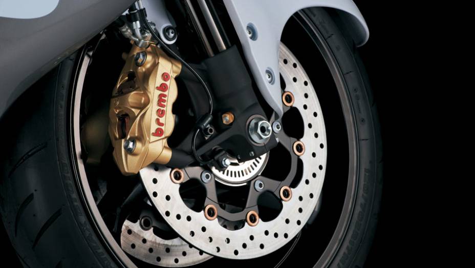 A grande novidade no modelo é, obviamente, a presença de freio que evita o travamento das rodas com pinças monobloco de montagem radial da marca Brembo | <a href="https://quatrorodas.abril.com.br/moto/noticias/suzuki-hayabusa-2013-chega-ao-brasil-abs-75135" rel="migration"></a>