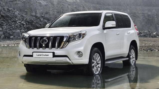 A Toyota exibiu fotos e divulgou informações oficiais sobre o modelo 2014 do SUV Land Cruiser | <a href="https://quatrorodas.abril.com.br/saloes/frankfurt/2013/toyota-land-cruiser-751783.shtml" rel="migration">Leia mais</a>