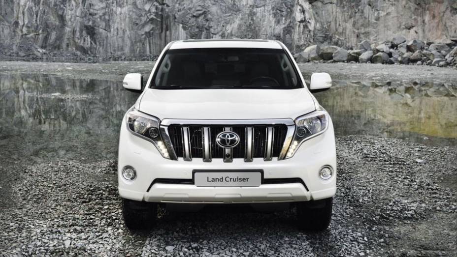 Sem alterações mecânicas, o destaque do novo Land Cruiser é o design dos faróis, agora no formato de "lágrima" | <a href="https://quatrorodas.abril.com.br/saloes/frankfurt/2013/toyota-land-cruiser-751783.shtml" rel="migration">Leia mais</a>