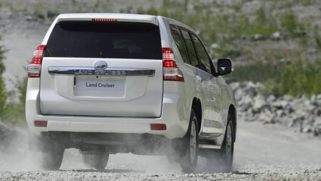As opções de motorização são as mesmas do Land Cruiser anterior: 4.0 V6 a gasolina e 3.0 turbodiesel | <a href="https://quatrorodas.abril.com.br/saloes/frankfurt/2013/toyota-land-cruiser-751783.shtml" rel="migration">Leia mais</a> As opções de motorização são as mesmas do Land Cruiser anterior: 4.0 V6 a gasolina e 3.0 turbodiesel | <a href="https://quatrorodas.abril.com.br/saloes/frankfurt/2013/toyota-land-cruiser-751783.shtml" rel="migration">Leia mais</a>