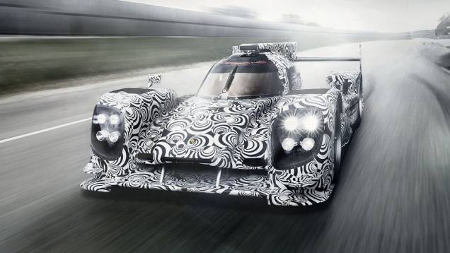 O protótipo, que ainda aparece com camuflagem, será utilizado na temporada de 2014 do Mundial de Endurance (WEC) | <a href="https://quatrorodas.abril.com.br/noticias/fabricantes/porsche-revela-imagens-seu-lmp1-751419.shtml" rel="migration">Leia mais</a>