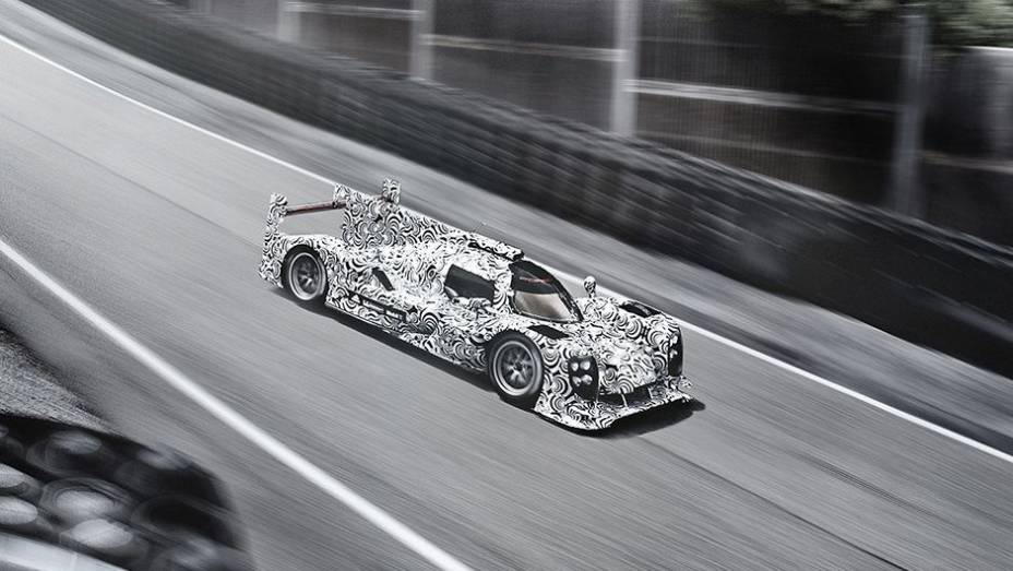 Na frente, os faróis são quádruplos | <a href="https://quatrorodas.abril.com.br/noticias/fabricantes/porsche-revela-imagens-seu-lmp1-751419.shtml" rel="migration">Leia mais</a>