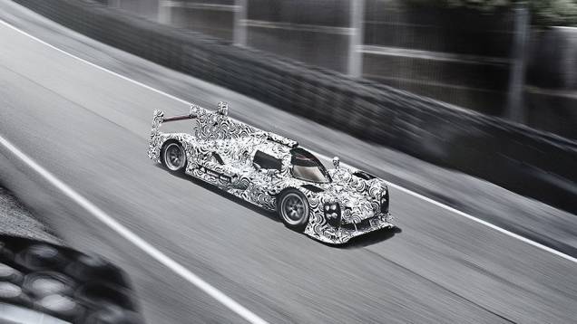 Na frente, os faróis são quádruplos | <a href="https://quatrorodas.abril.com.br/noticias/fabricantes/porsche-revela-imagens-seu-lmp1-751419.shtml" rel="migration">Leia mais</a>