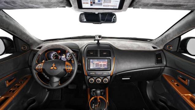 ...cabine com revestimento em couro de dois tons e suporte para iPad logo acima do retrovisor interno | <a href="https://quatrorodas.abril.com.br/noticias/fabricantes/mitsubishi-mostra-outlander-summer-winter-editions-751676.shtml" rel="migration">Leia mais</a>