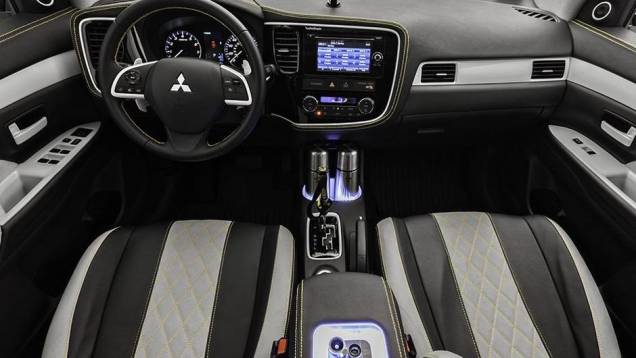 O revestimento interno é em couro e suede, com costura contrastante amarela, enquanto a manopla de câmbio se assemelha à de um ski | <a href="https://quatrorodas.abril.com.br/noticias/fabricantes/mitsubishi-mostra-outlander-summer-winter-editions-751676.sh" rel="migration"></a> O revestimento interno é em couro e suede, com costura contrastante amarela, enquanto a manopla de câmbio se assemelha à de um ski | <a href="https://quatrorodas.abril.com.br/noticias/fabricantes/mitsubishi-mostra-outlander-summer-winter-editions-751676.sh" rel="migration"></a>