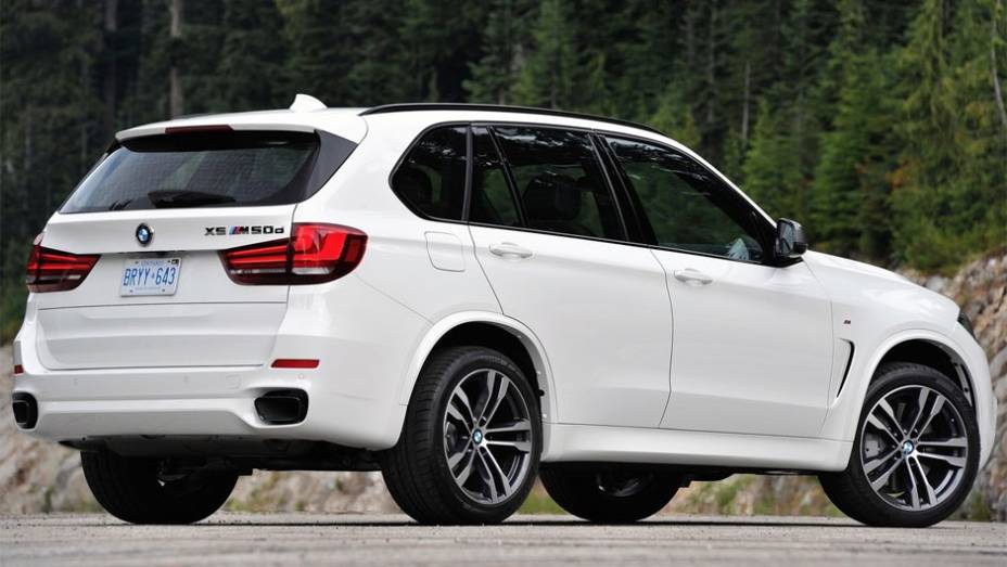 Modelo está programado para chegar às concessionárias europeias no dia 16 de novembro| <a href="https://quatrorodas.abril.com.br/noticias/fabricantes/bmw-lanca-x5-m50d-2014-752000.shtml" rel="migration">Leia mais</a>