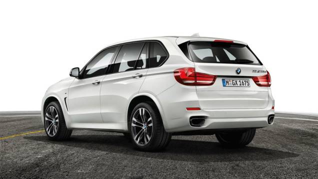 Tendo em conta este é um modelo de desempenho da divisão Motorsport, o X5 M50d está equipado com suspensão adaptativa | <a href="https://quatrorodas.abril.com.br/noticias/fabricantes/bmw-lanca-x5-m50d-2014-752000.shtml" rel="migration">Leia mais</a> Tendo em conta este é um modelo de desempenho da divisão Motorsport, o X5 M50d está equipado com suspensão adaptativa | <a href="https://quatrorodas.abril.com.br/noticias/fabricantes/bmw-lanca-x5-m50d-2014-752000.shtml" rel="migration">Leia mais</a>