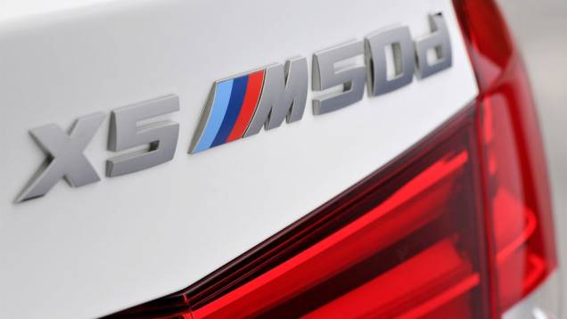 Detalhe do BMW X5 M50d | <a href="https://quatrorodas.abril.com.br/noticias/fabricantes/bmw-lanca-x5-m50d-2014-752000.shtml" rel="migration">Leia mais</a>