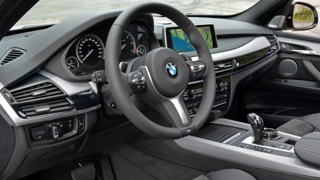 Interior do BMW X5 M50d | <a href="https://quatrorodas.abril.com.br/noticias/fabricantes/bmw-lanca-x5-m50d-2014-752000.shtml" rel="migration">Leia mais</a>