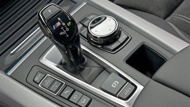 BMW X5 M50 está equipado com câmbio automático de oito velocidades | <a href="https://quatrorodas.abril.com.br/noticias/fabricantes/bmw-lanca-x5-m50d-2014-752000.shtml" rel="migration">Leia mais</a>
