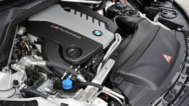 Movido a diesel, o X5 M50d é um carro econômico devido ao seu tamanho, com um consumo de combustível de 14,92 km/l com emissões de CO2 de 177 g/km | <a href="https://quatrorodas.abril.com.br/noticias/fabricantes/bmw-lanca-x5-m50d-2014-752000.shtml" rel="migration">Leia ma</a>